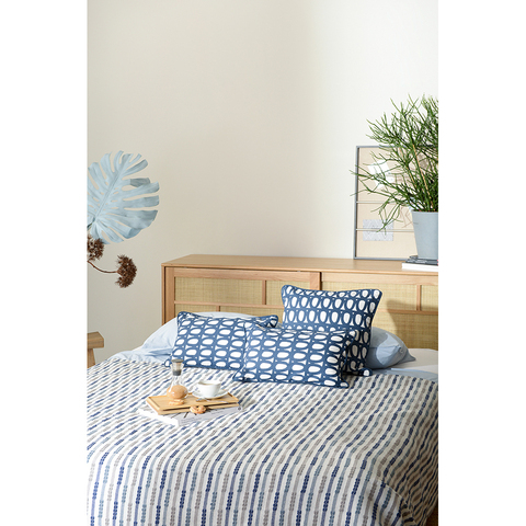 Чехол на подушку с принтом Twirl темно-синего цвета из коллекции Cuts&Pieces, 45х45 см Tkano TK21-CC0007