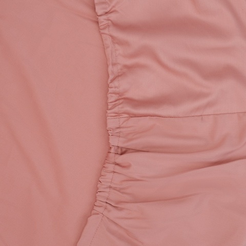 Простыня на резинке из сатина темно-розового цвета из коллекции Essential, 160х200х30 см Tkano TK21-FS0002