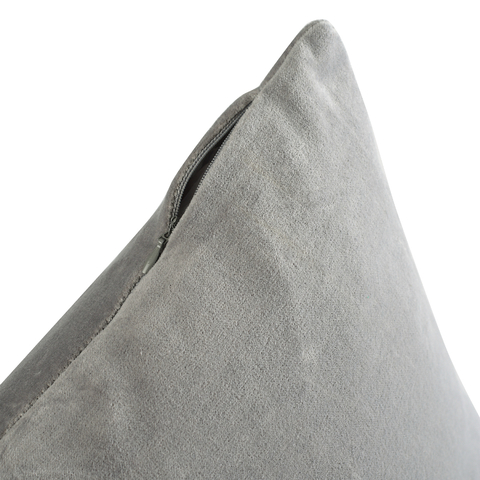 Подушка декоративная из хлопкового бархата серого цвета из коллекции Essential, 45х45 см Tkano TK19-CU0007