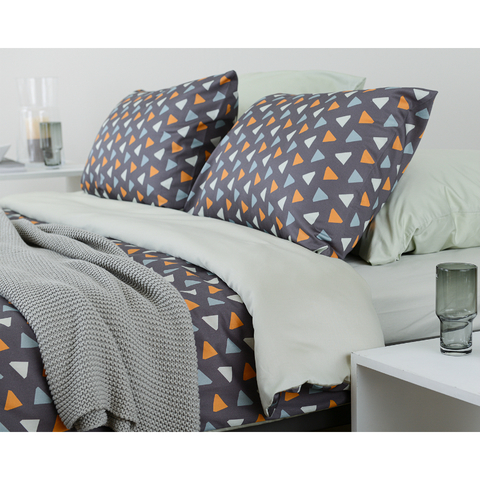 Комплект постельного белья полутораспальный из сатина мятного цвета с принтом Triangles из коллекции Tkano TK20-DC0004