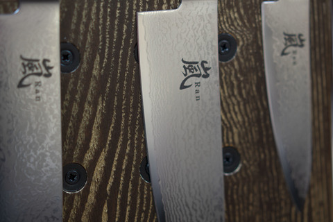 Комплект из 3 кухонных ножей (69 слоев) YAXELL RAN и подставки