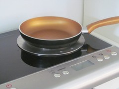 Комплект из диска для индукционной плиты 22см Frabosk и скребка для чистки плиты Westmark