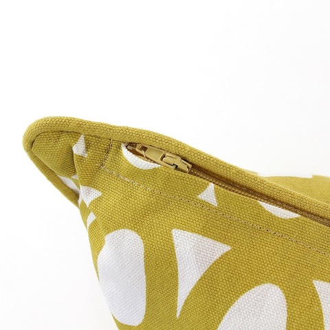Чехол для подушки с двустронним принтом Twirl горчичного цвета и декоративной окантовкой Tkano TK18-CC0006