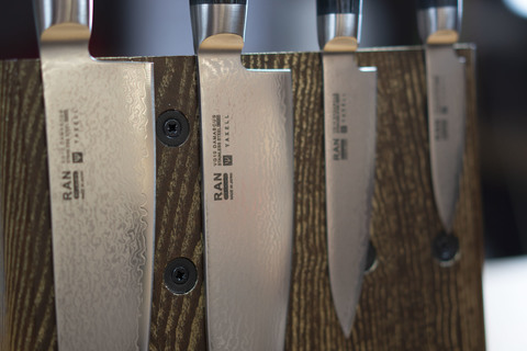 Комплект из 4 кухонных ножей (69 слоев) YAXELL RAN и подставки