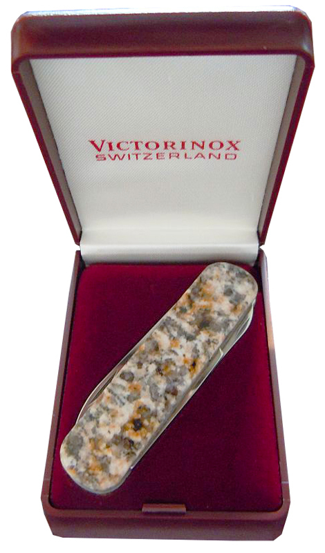 

Нож-брелок Victorinox LE, 74 мм, 4 функции, рукоять из натур. камня, "Baltic Brown"(подар.упаковка) 0.6500.58