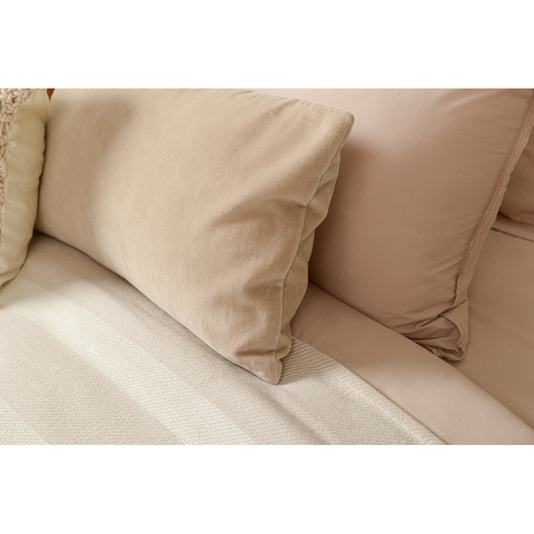Чехол на подушку из хлопкового бархата бежевого цвета из коллекции Essential, 30х50 см Tkano TK21-CC0010